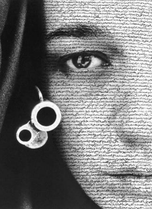 Schwarzweiß-Halbporträt: halbes Gesicht mit sichtbarem Auge, rundem Ohrring und überlagerndem Fließtext in kleinen Schriftzeichen.